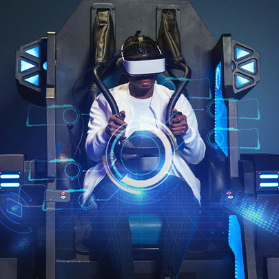 un homme assis dans la machine d'arcade VR